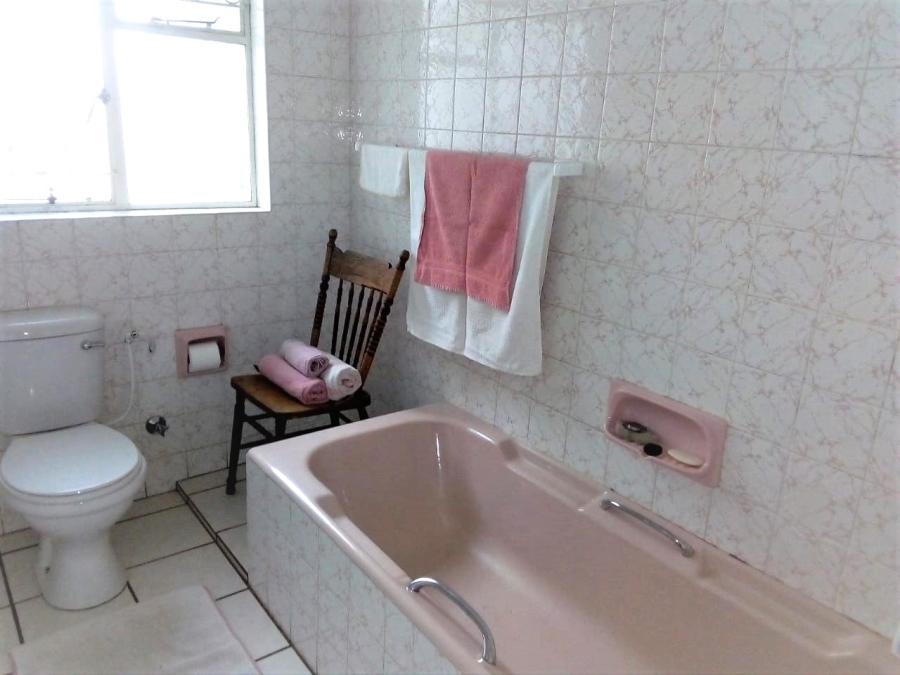 To Let 5 Bedroom Property for Rent in Lemoenkloof Western Cape